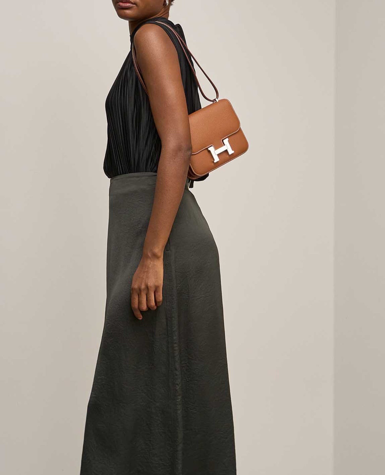 حقيبة هيرمس كونستانس 18 ذهبية بإطارات فضية