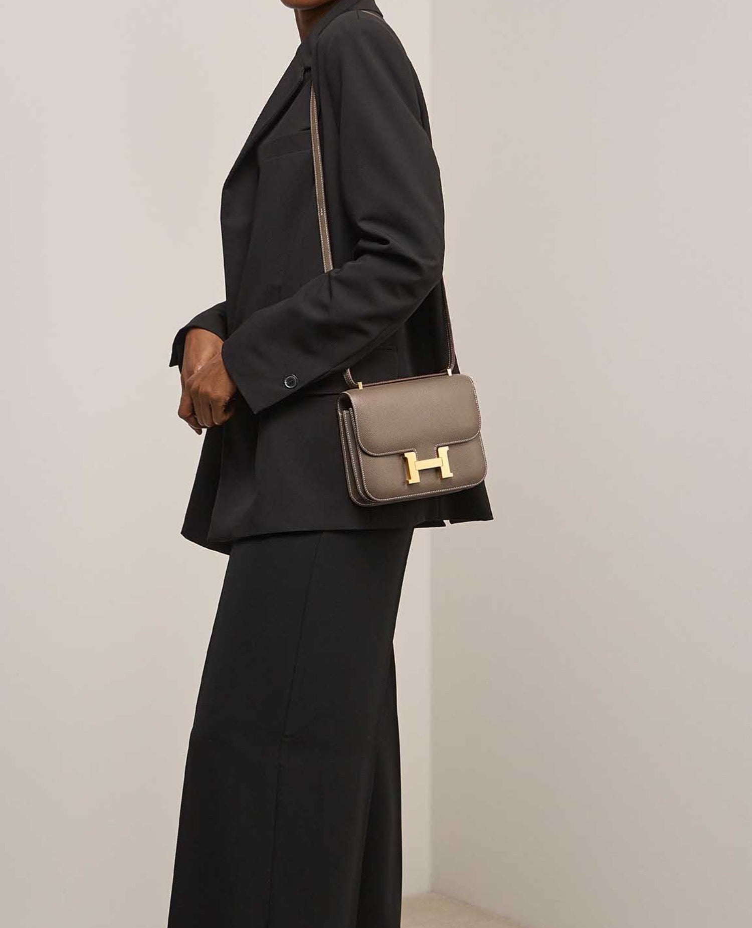 حقيبة هيرمس كونستانس 18 رمادي بني دافئ بإطارات ذهبية