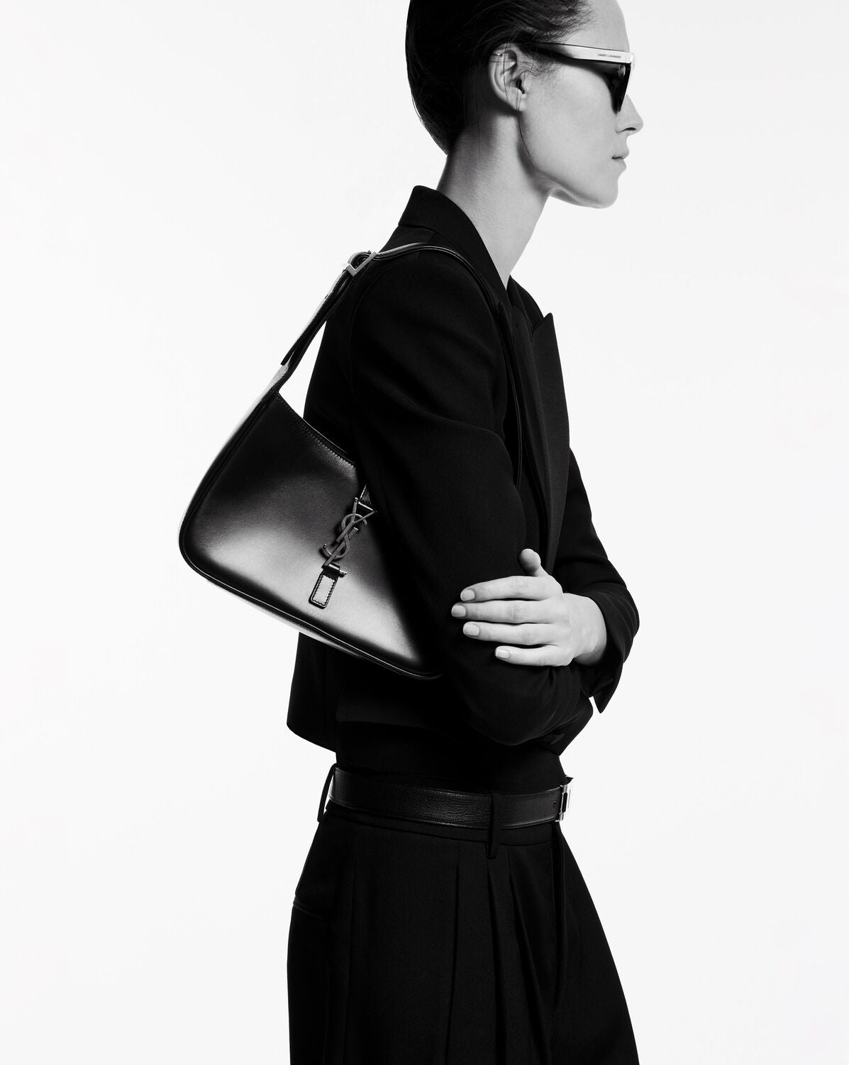 حقيبة سان لوران لو 5A7 هوبو أبيض