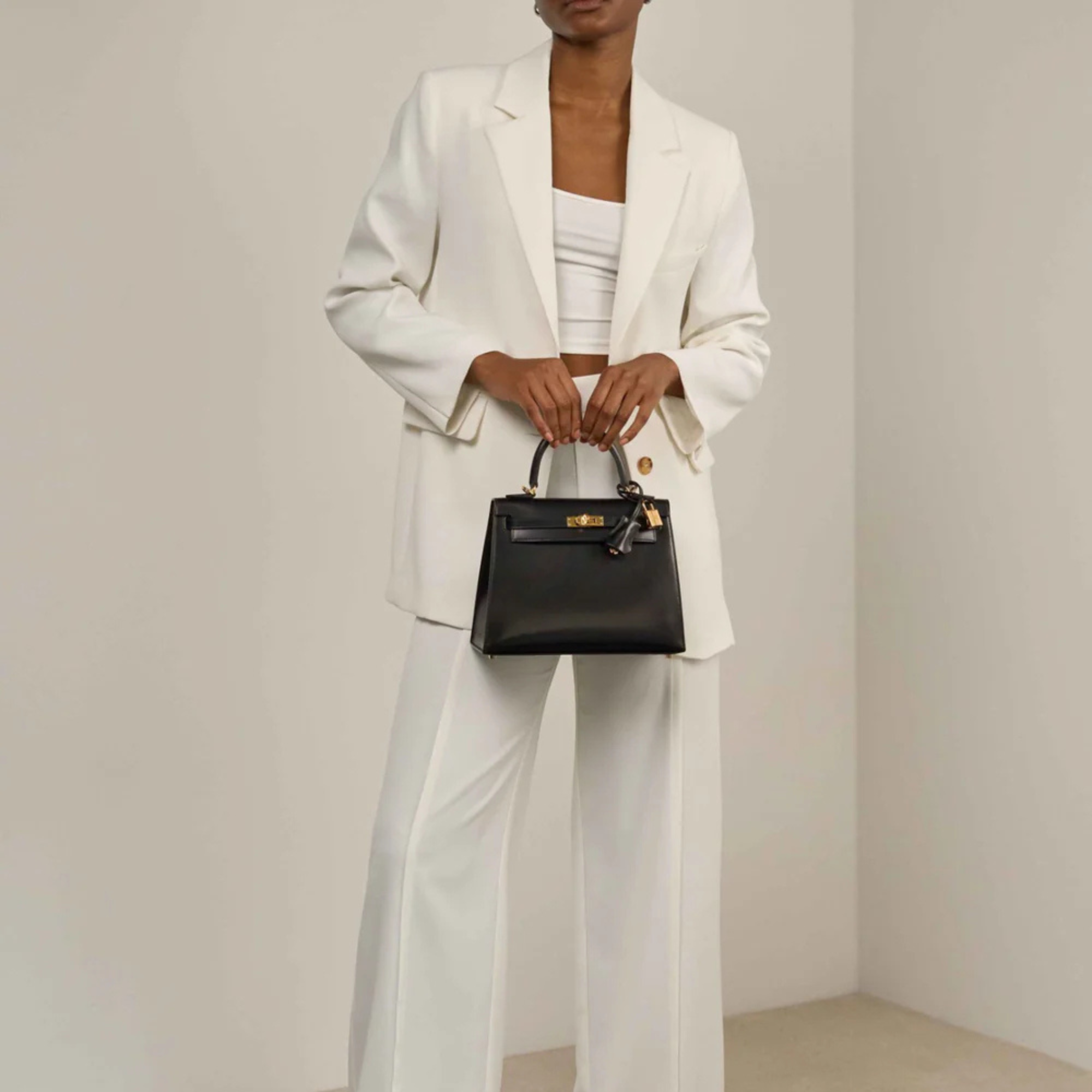 حقيبة هيرمس كيلي 25 بوكس سوداء بإطارات ذهبية