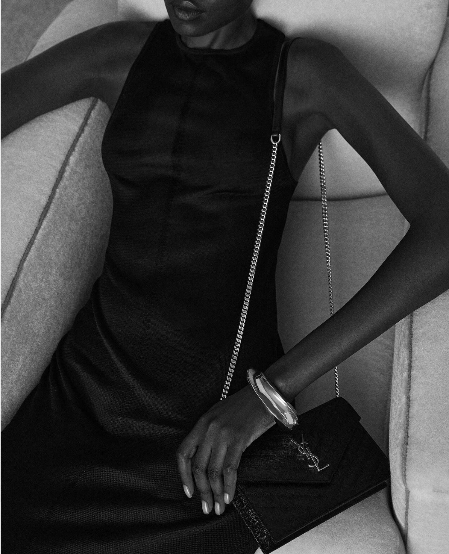 محفظة سان لوران كاساندر إنفيلوب بسلسلة جلد أسود