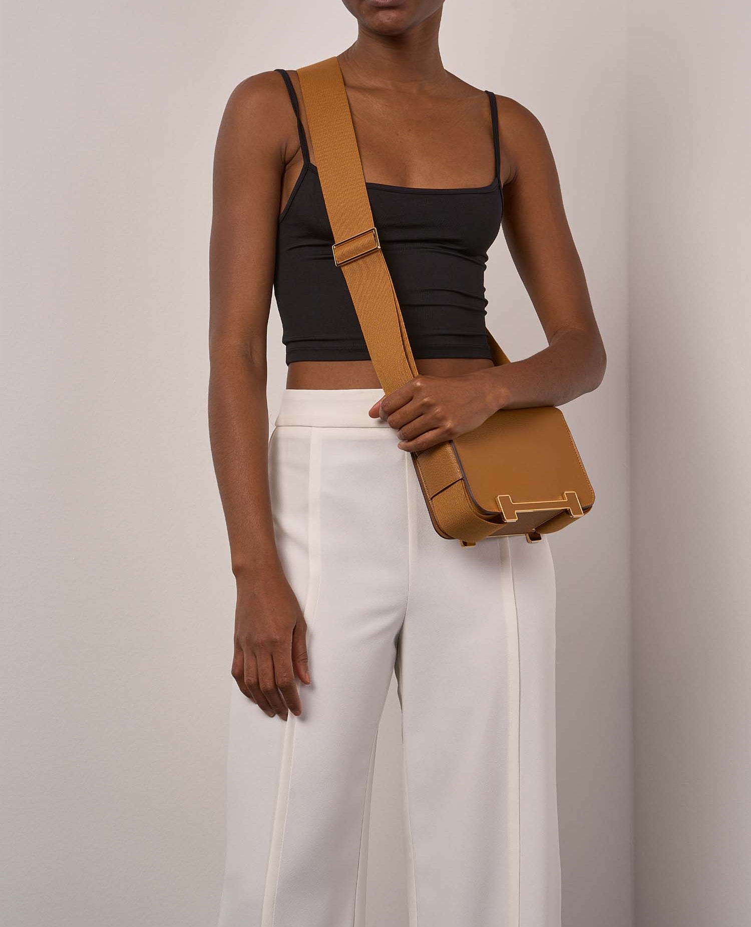 حقيبة هيرمس جيتا ذهبي بإطارات ذهبية